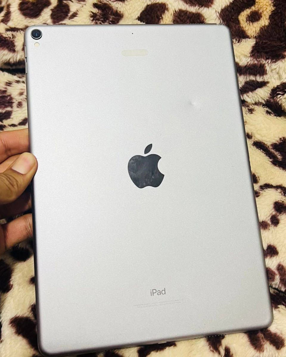 ايباد 10برو
ذاكره 64
بطاريه ماعرف اطلعه  بس شحنه كلش زين 
مستعمل فقط دراسه  سعر 250وبي مجال *********** بدون وتساب
