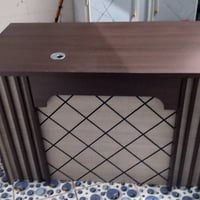 ميز مكتب للبيع نظيف جدا استعمال قليل السعر 200وبي مجال 07819496978