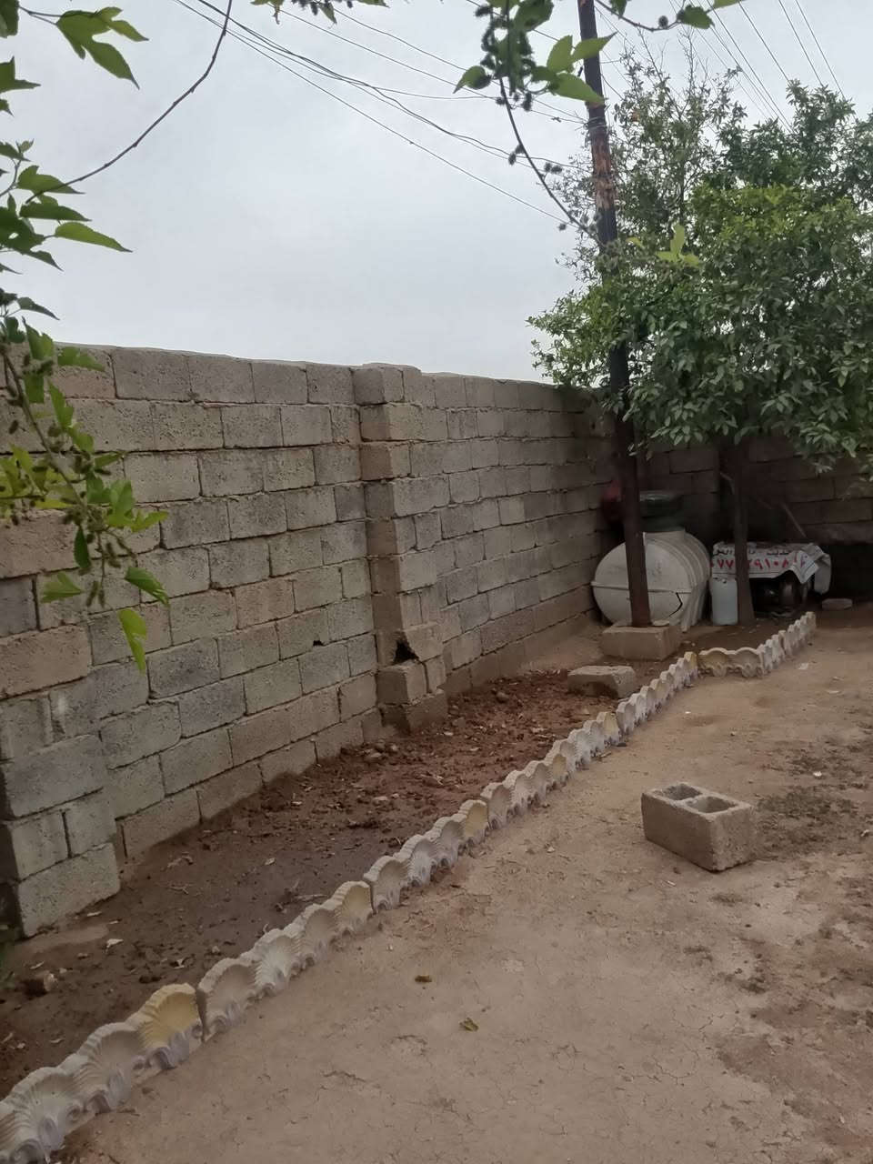 السلام عليك. كاع 300متر العنوان الحعاره مقابل معمل الغاز  مي كهرباء كله متوفر شارع تبليط الشراي يتصل متوفر علا الصفحه متوفر واتساب ***********
