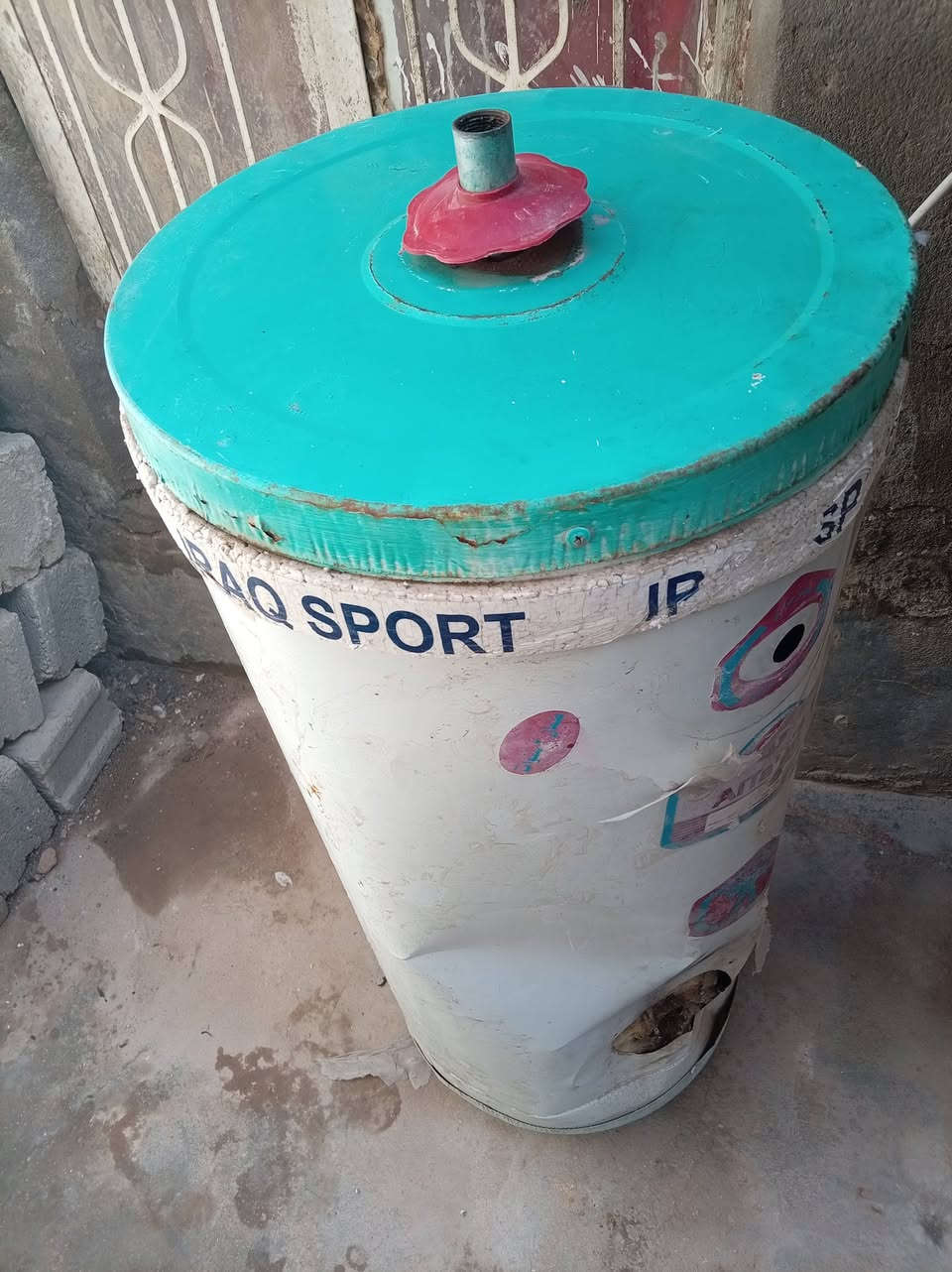 غراض للبيع سخان شرط شغال بس بي ثقب من جوه البايسكل نضيف كدامك بس الشاصي طاك
***********
***********
