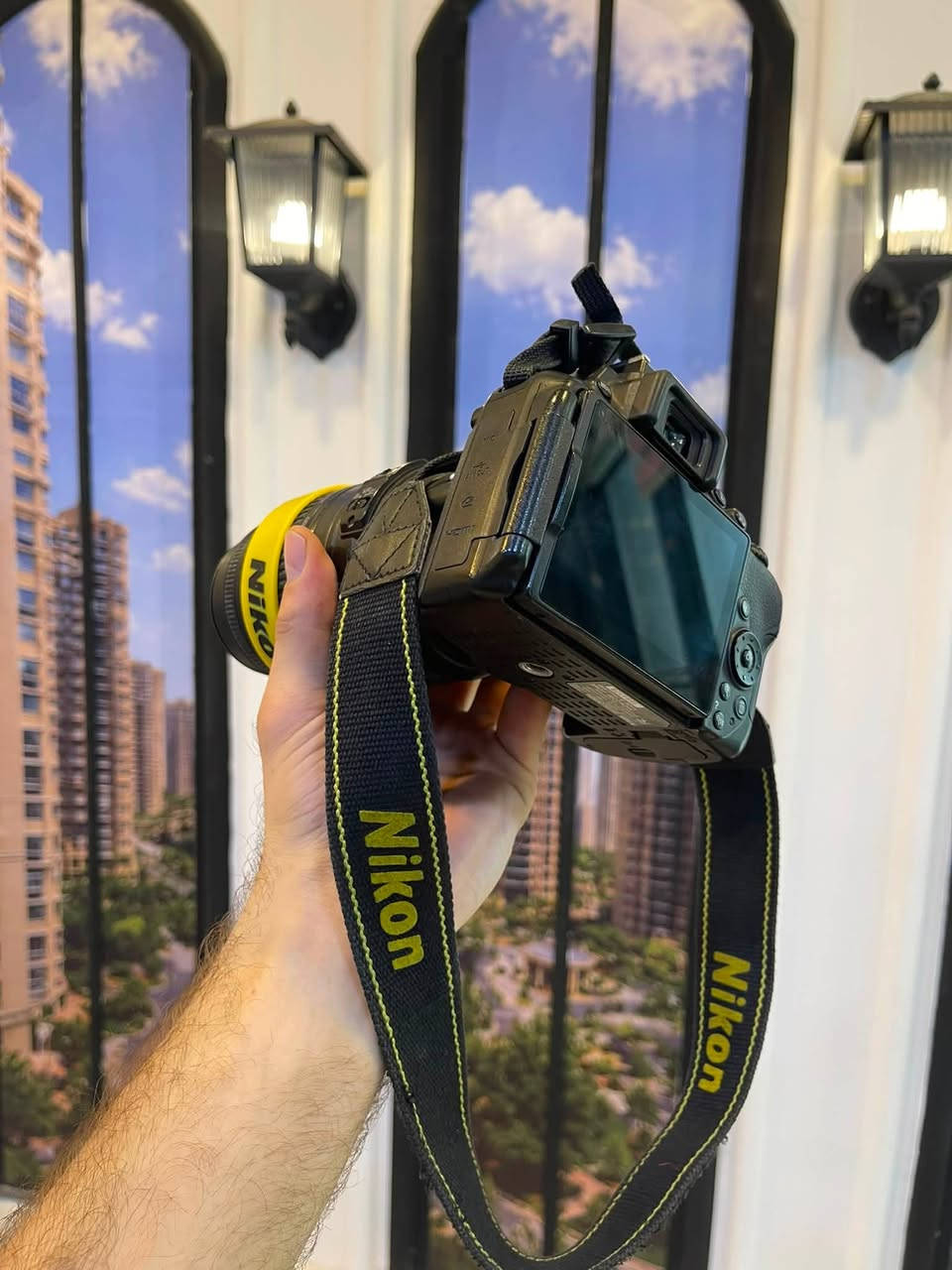 سلام عليكم للبيع كاميرا Nikon D5300 بحالة ممتازة، الكاميرا غنية عن التعريف وأدائها احترافي جداً وتعتبر الخيار الأفضل للمبتدئين.
مواصفات الكاميرا:
 دقة تصوير عالية 24.2 ميجابكسل لصور واضحة وتفاصيل دقيقة.
 شاشة متحركة (Vari-angle) تسهل عليك التصوير من كل الزوايا.
 تدعم Wi-Fi لنقل الصور ومشاركتها مباشرة على موبايلك.
 نظام تركيز تلقائي دقيق لتتبع الأهداف.
السعر: 450,000 دينار عراقي (قابل للتفاوض بالمعقول).
الجاد بالشراء يراسلني على الخاص (DM) أو الاتصال ***********
موقعنا في وسط بغداد. 📍
