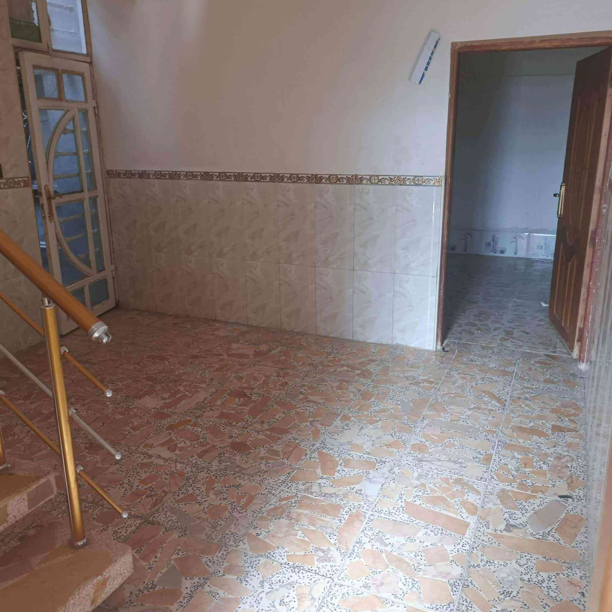 عرض 146
بيت 75 متر للايجار ⭐👍 
حي العسكري منطقة 6 آلاف  قرب مدرسة بلاط الشهداء 🌿🌿
بي غرفة وصاله ومطبخ واستقبال وتخاريج كما موضح بالصور 👀👀
سعر الايجار 250  الف💸💸
الص


**إذا كنت صاحب هذا الإعلان وتريد حذفه لأي سبب، رجاءا أرسل رسالة إلى الدعم الفني**