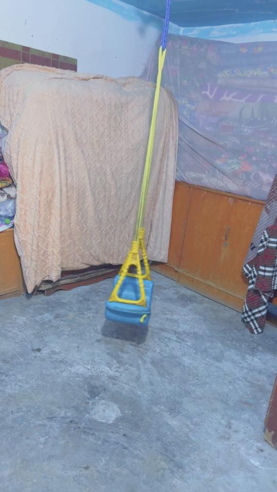 بيت للبيع 
الاسكان الاولى الشارع العريض طابقين متكون من الطابق الاول استقبال وصالتين منفصلات غرفة نوم + غرفة مخزن ومطبخ وصحيات داخليه وخارجيه الطابق الثاني غرفتين وصاله وصحيات السعر 45 للتواصل اتصل على هذا الرقم ***********
