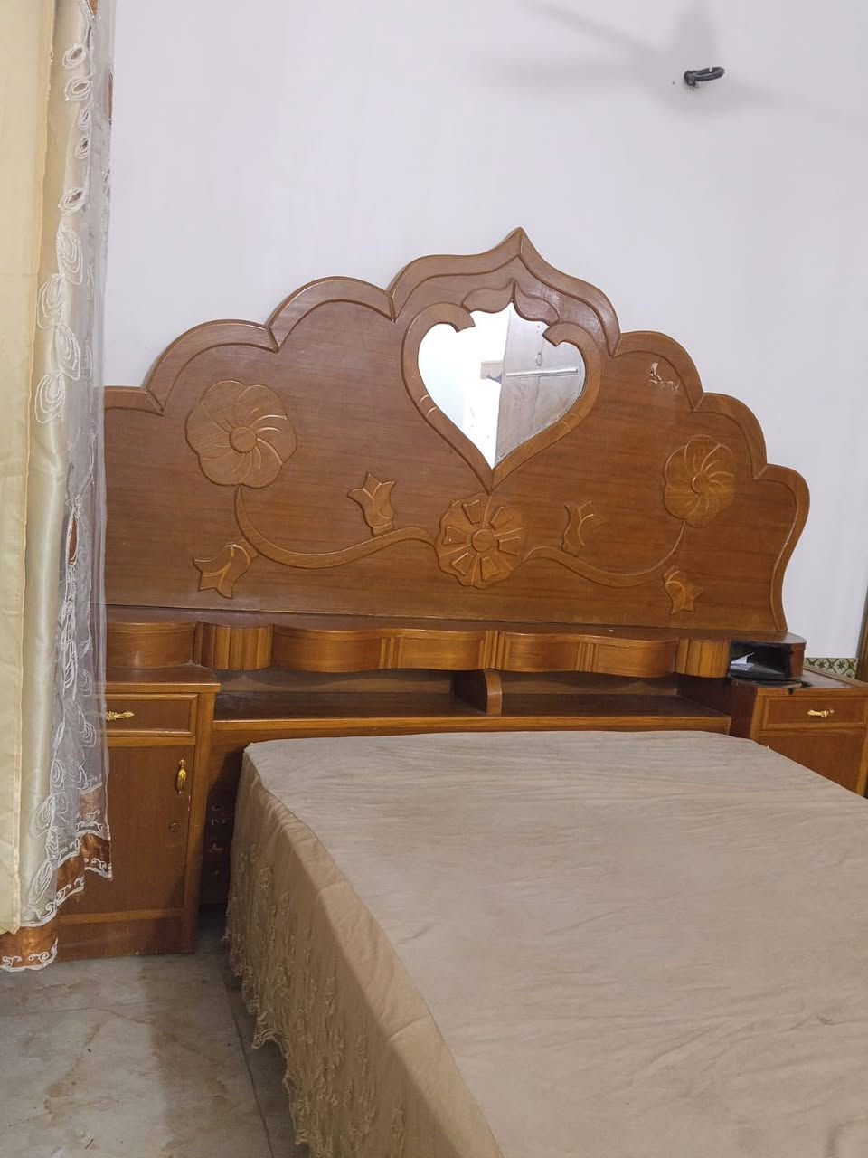 غرفه تفصال عراقي البيع  السعر 750 وبيه مجال مكانه جامعه فريحه ***********
