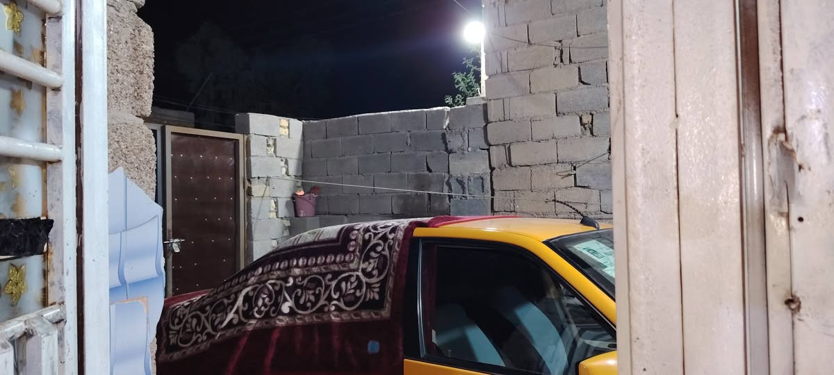 السلام عليكم دار تجاوز للبيع تقريب مساحته ٢٠٠ متكون من ٢ غرف وصاله ومطبخ صحيات داخليه وخارجيه ترك داير ع بيت كله  بي عكاده وبي سندويج الارضيه كلها كاشي وسيراميك شغل يخبل مجاري كهربا امبيريه كله ع رئيسي وثاني بيت ع شارع العام العنوان ميسان العماره خلف جامع الإمام الصادق مقابل مستشفى الحكيم الاربع سايدات بدون مازنجر  اتصال فقط *********** السعر ١٣ مليون

