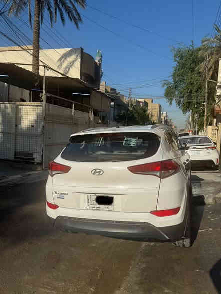 السلام عليكم 
توسان 2017 خليجي 
رقم بغداد بأسمي  وعلى ايدي السيارة 
ماشية 146  الف مكفولة من الصبغ والتبديل والبارد كفاله عامة 
موصفات  
تحكم ستيرن+
داخل صاج + شاشة
+كامرة خلفية دوارة+ ثلاجة بالجكمجة
قطعتين تبريد+ ثلاث انظمة قيادة
تحكم ستيرن جهتين + شفتات
اشاير بل مري والمري كهرباء
محرك 2000 دوش+ شاشة اعطال
انارة الأمامية LED

مكان السيارة بغداد البياع
رقم صاحب السيارة 
***********

السعر :185 وبيهة مجال
