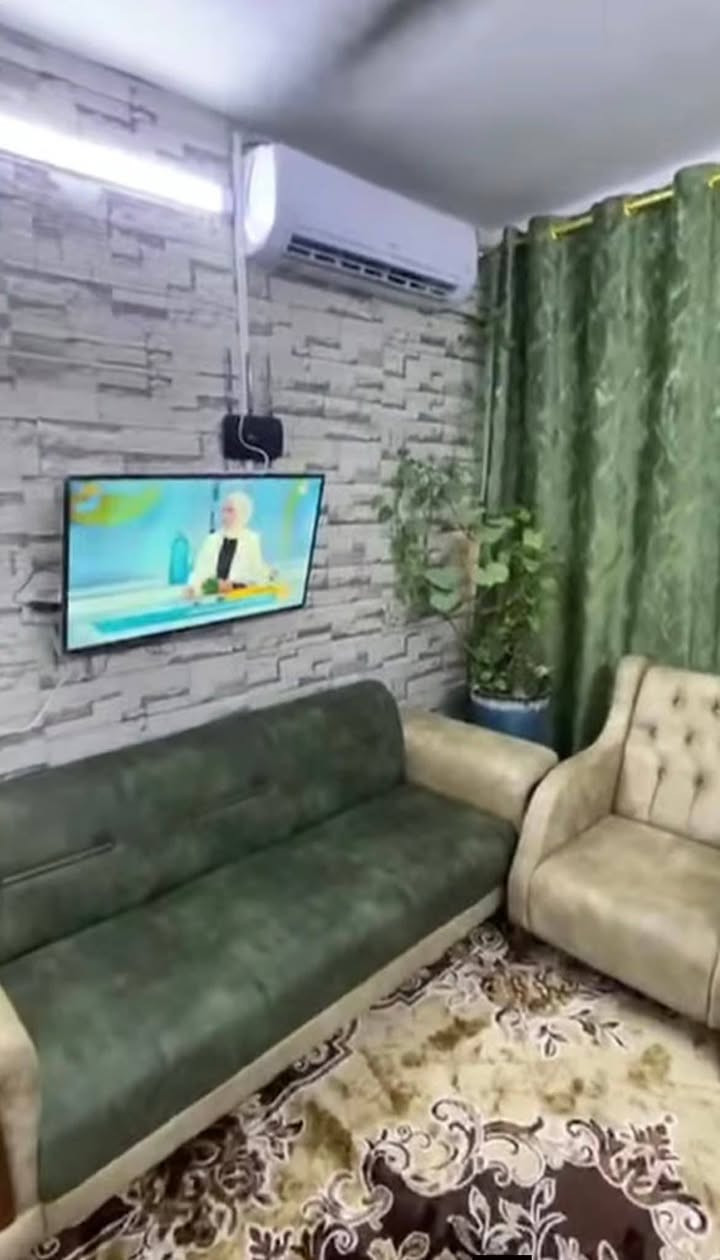 للايجار
شقة طابق ارضي امامية معزولة 
غرفة وصالة وخدمات 

الاعظمية📍

الاجار 350
📞***********
