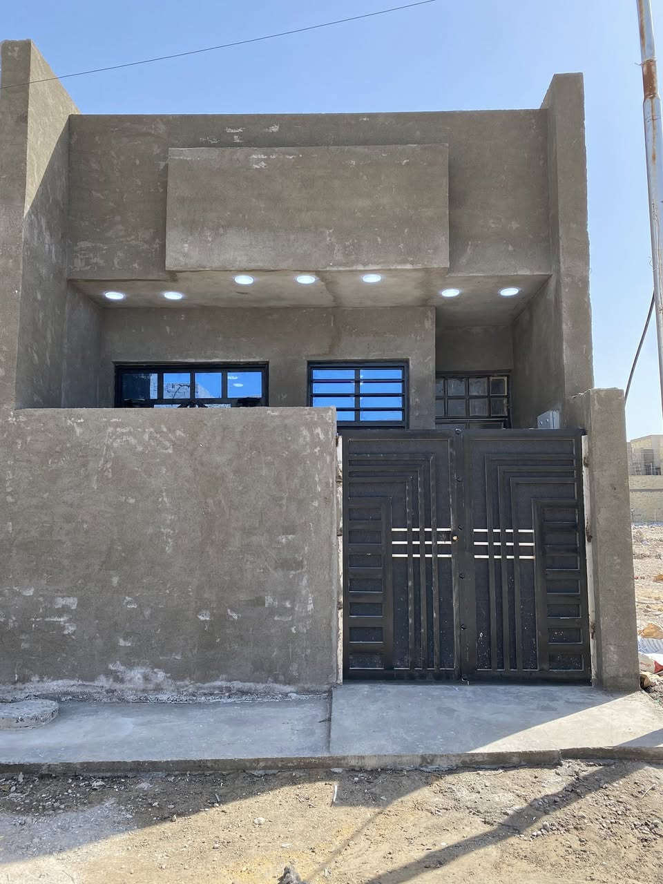 السلام عليكم
دار للأيجار بناء جديد مساحه 100 متر بناء درجه أولى جاهز من جميع الخدمات يحتوي على استقبال وصاله كبيره ترهم مطبخ بارد وصاله استراحه وحمام وغرفه نوم كبيره مثل ما واضح بل تصوير 
العنوان 📍الشرطه الخامسه الزراعي الجديد مقابل مدرسه القادسيه يبعد عن شارع سويب العام 100 متر فقط 
الاستفسار الاتصال على الرقم / ***********
