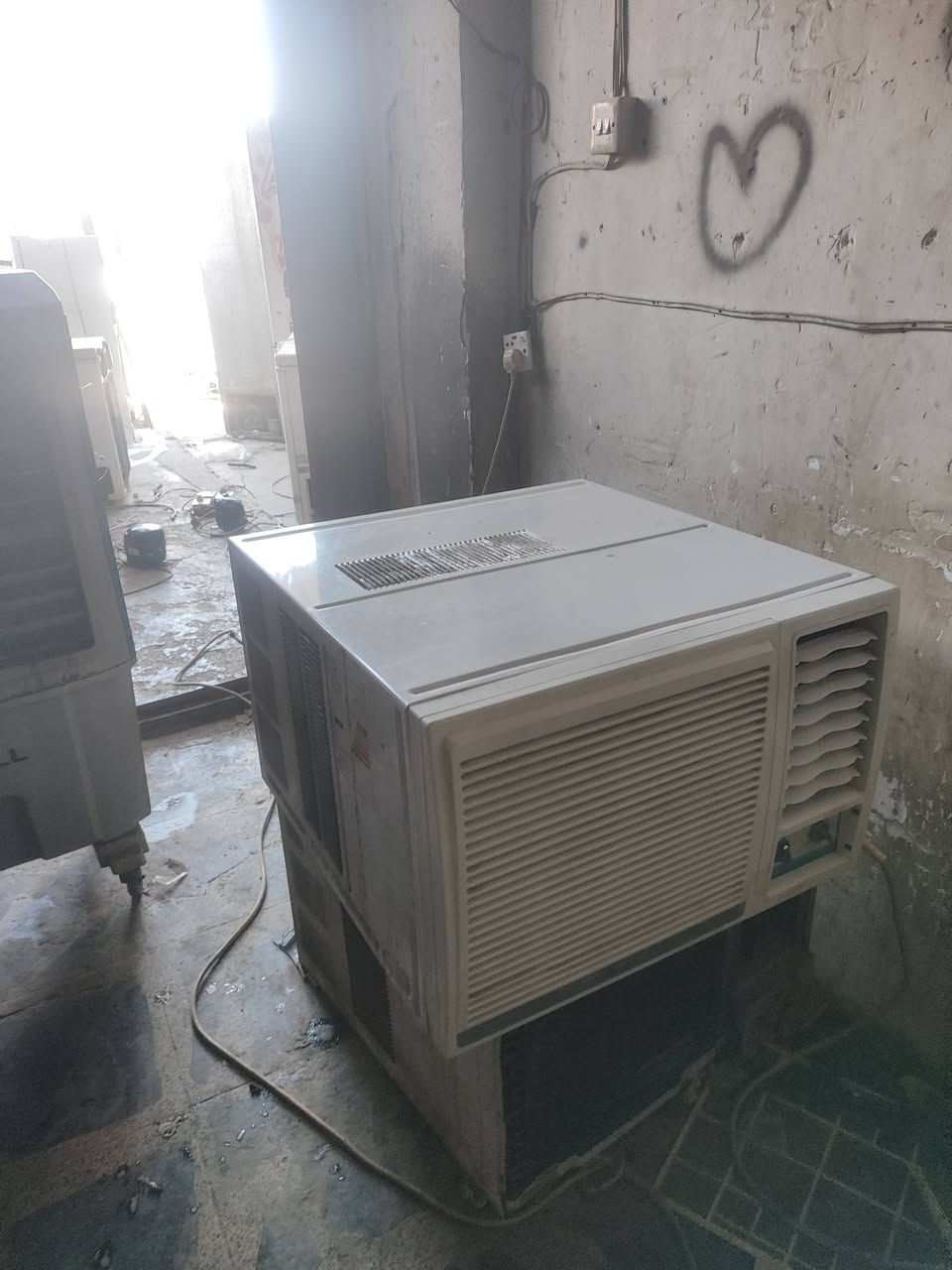 السلام عليكم مكيف للبيع ميديا السعر 250و بي مجال الشعب شارع الصحه هاتف ***********
