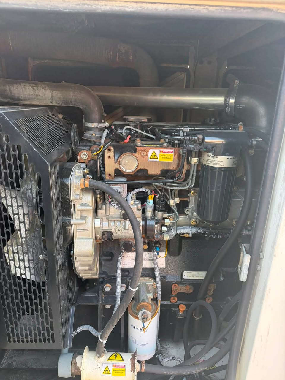 السلام عليكم
100kva 
بحالة الوكالة بدون نقص مكفولة ما مفتوحة 
راس التوليد ايطالي اصلي 
كاتم تكسان 
ضمان وخدمات بعد البيع 
المكينه بحالة جيده جداً
بدون تبخير او تنقيص 
***********
