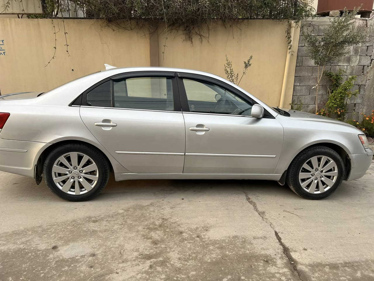 سوناتا موديل ٢٠٠٩ للبيع السعر ١٢٠ السونار مرفق بل منشور الرقم ***********
