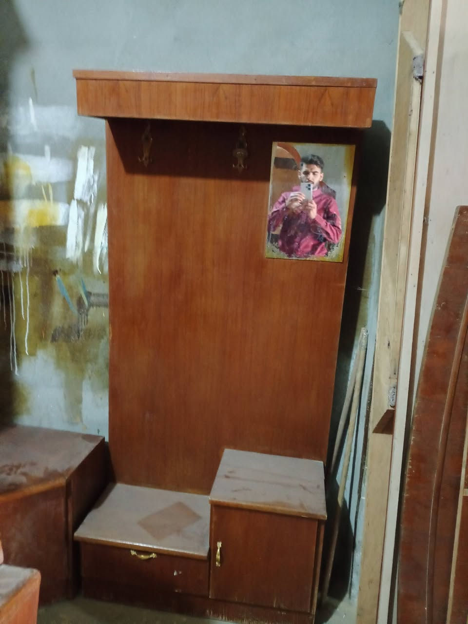 السلام عليكم ورحمة الله وبركاته غرفه نوم مستخدمه خمس أبواب طابق نضيف السعر 250 وبيها مجال ***********
