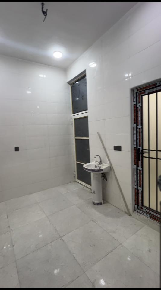 السلام عليكم .. بيت ٥٠ متر في حي الهادي
خلف أسواق البرتقالة 
جديد وغير مسكون بناء حديث ومرتب .. 
طابقين طابوك جمهوري يبعد عن الامام ٤ كم
سعره ٥٢ وبي مجال 
للاستفسار التواصل على رقم  
***********
***********
