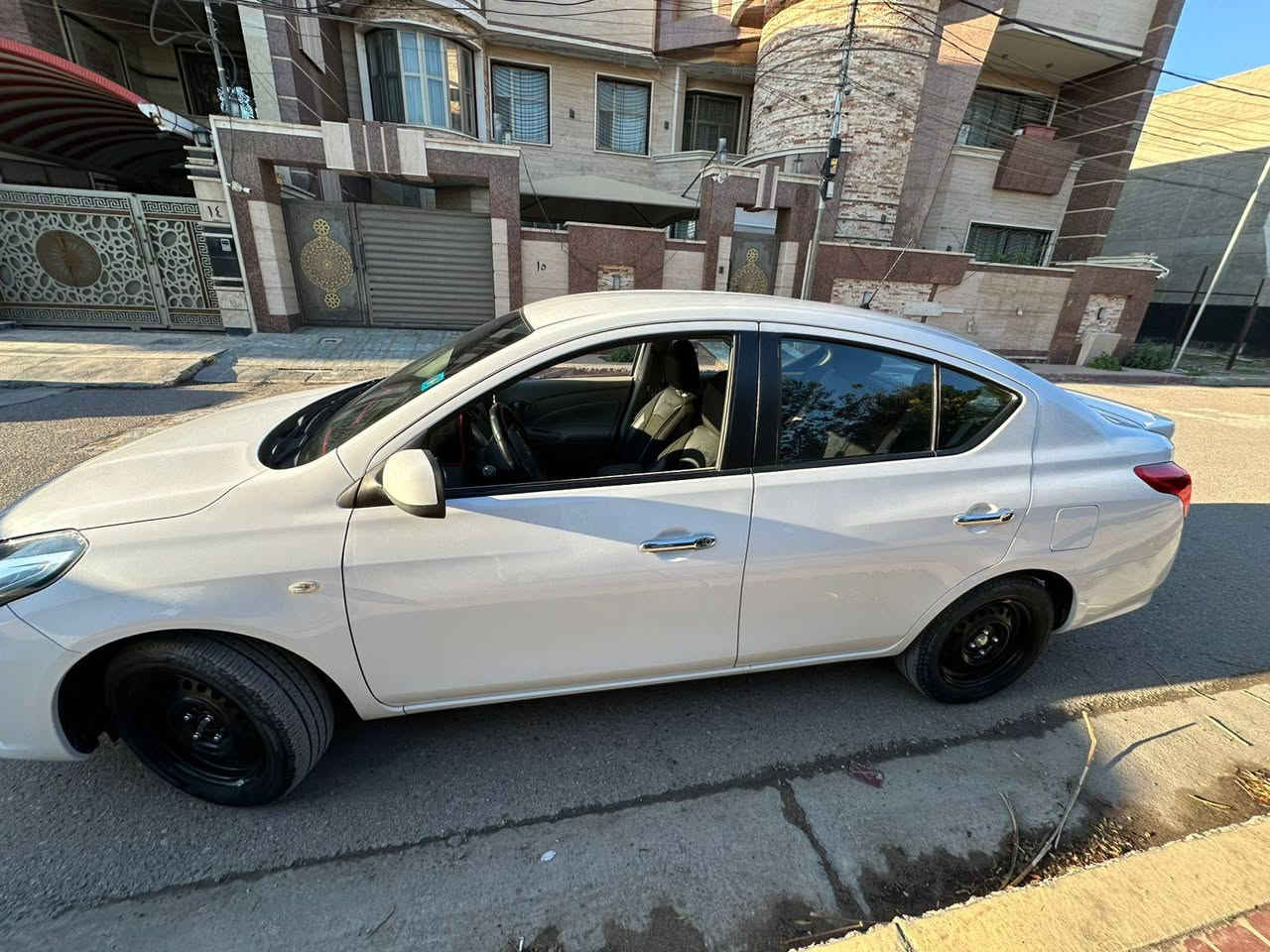 السلام عليكم سني هندي موديل 2024السياره ماشيه 37الف نضيفه مكفوله من كل شي والسونار موجود رقمه بغداد المكان الكاضميه المقدسه الرقم ***********
