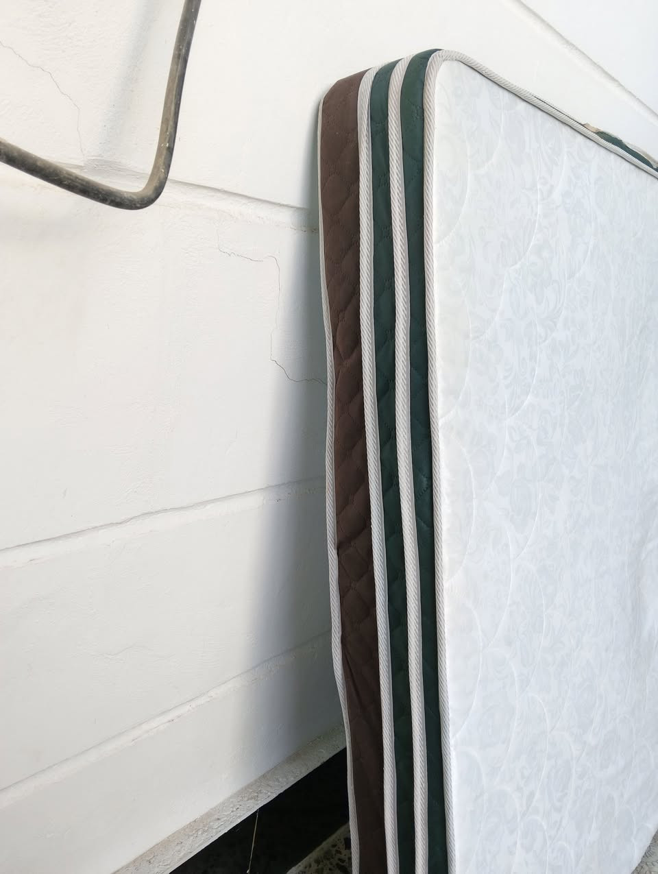 دوشك نضيف كلش وعالي السعر 60 وبيه مجال قياس عرض مترين وطول متر و80 اتصال علا الرقم//***********//***********// مكان فلوجه
