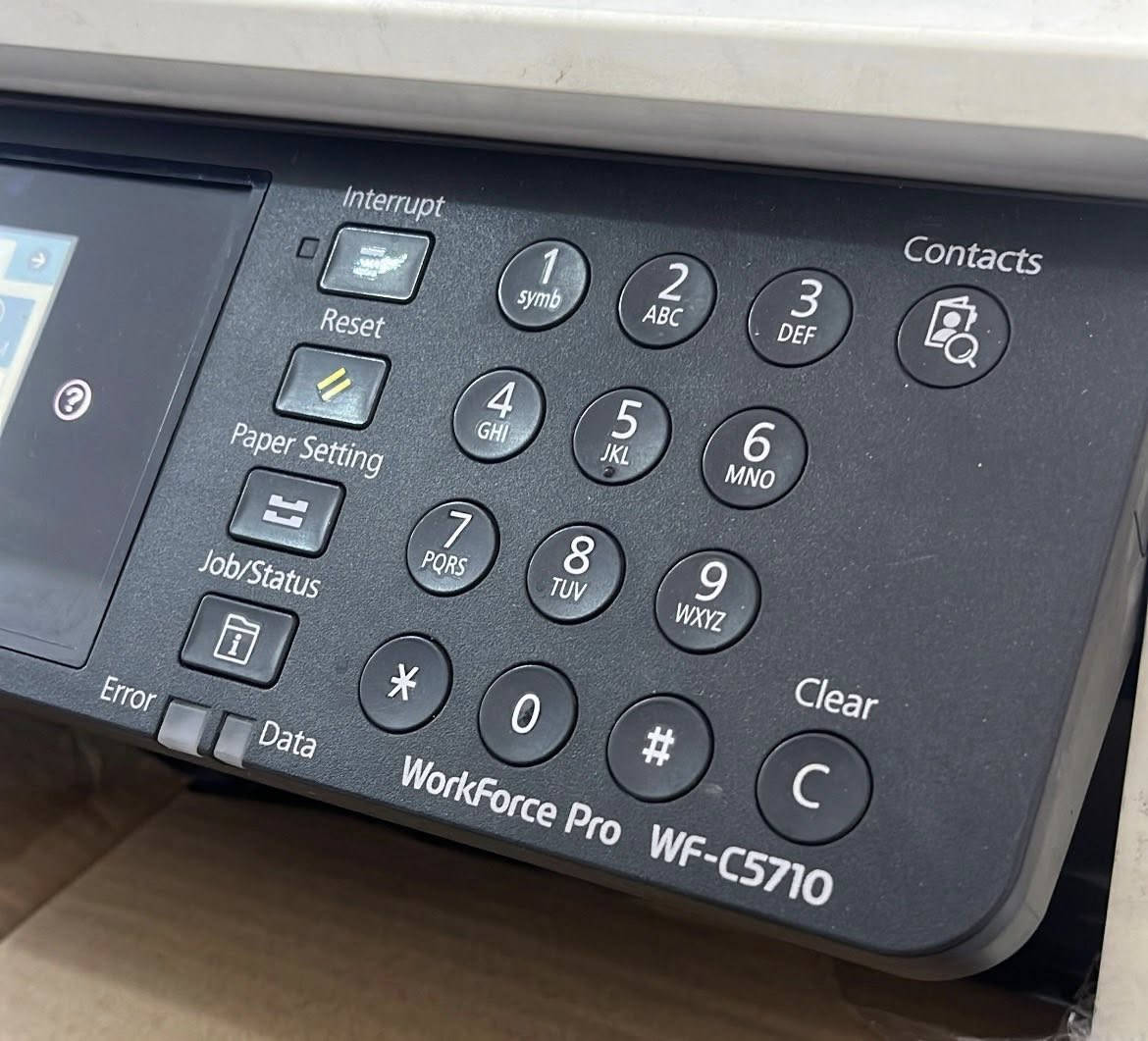 طابعة ايبسون 5710
الطابعة بحالة ممتازة 

حدث فيها خلل قطع لون الأسود عند الطباعة 

معروضة للبيع 

التواصل مع الرقم ***********
