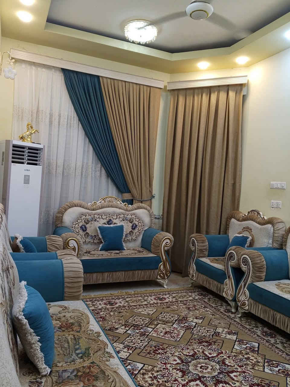 السلام عليكم 
بيت للايجار في البطاط مساحه 150 متكون من استقبال وصاله وغرفه ومطبخ وصحيات خارجيه وداخليه البيت نضيف ايجاره 250 للاتصال على الواتساب ***********
