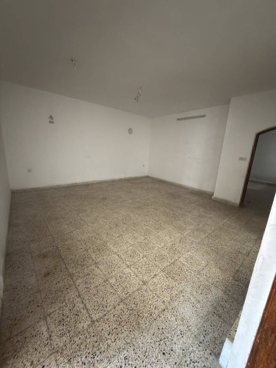 للايجار 👇 للايجار 👇للايجار 👇 اسلام عليكم لدينا شقه لليجار في حي الاخاء قرب شارع الكنسيه موقع مميز كامل الخدمات نضيفه حيل بمساحة ٢٥٠ متربع تحتوي على هول + مطبخ + استقبال + غرفتين نوم + صحيات + بيتونه وسطح 
للاستفسار اكثر اتصال على الارقام الاتيه 

سعر ٣٠٠ 

***********. -  ***********
