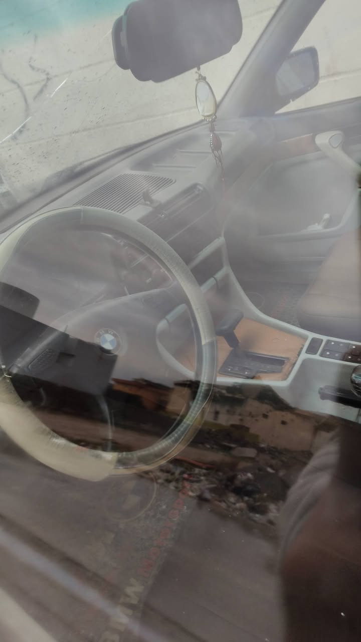 BMW 735 (25 ورقه وبي مجال )
كير اوتوماتيك محرك فل 3500
اربع تايرات جديد 
داخل ابيض جلد 
حداديتها نظيفه 
السيارة بدون حادث 
رقمها فحص نينوى 
للاستفسار الاتصال على الارقام التاليه 
***********
***********
