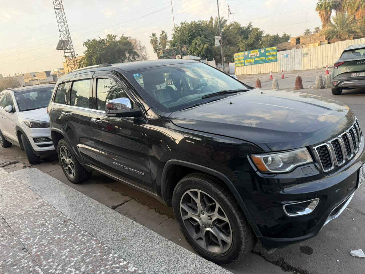 السلام عليكم بيع او مراوس جيب موديل ١٨ بيهة ٤ قطع صبغ فقط بدون دواخل لسيارة جديدة مناقصهة شي مراوس بسيارة اقل سعر لبيع ب٢١ الف وبيهة مجال الاتصال *********** مكانها المنصور
