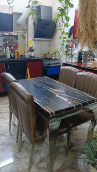 ميز طعام • مستعمل • نظيف