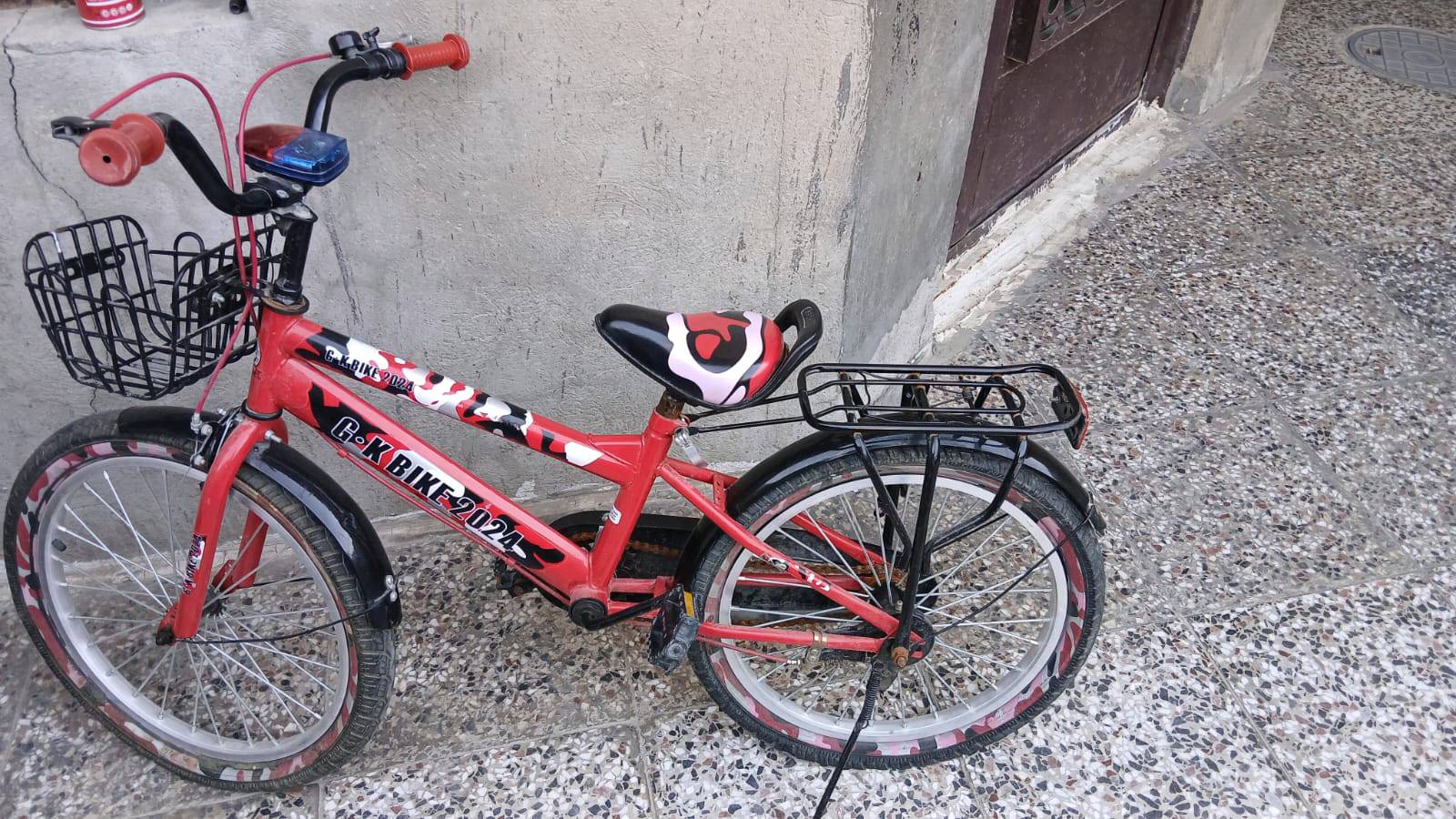 السلام عليكم بايسكل للبيع حجم ٢٠  سعره ٤٠ بيه مجال مكاني شهداء البياع ***********