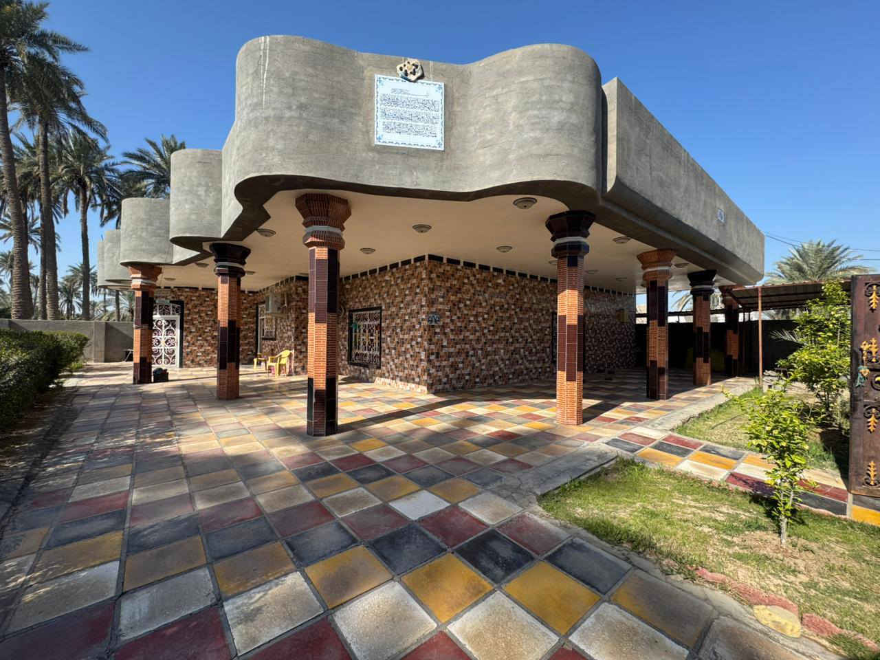 بسم الله الرحمن الرحيم 
دار للبيع مساحة ٩٢٠م٢ طابو زراعي سند(٢٥) في محافظة بابل ناحية المدحتية( الحمزة الغربي) قرية مشيمش يقع بين حسينية الصادق ع ومدرسة الرياض الابتدائية قريب على الشارع العام يبعد عن سكة القطار حوالي ٣٠٠م مواصفات البناء حديث مبني من الطابوق بالكامل عدى السياج الخارجي من مادة البلوك يحتوي على ثلاثة غرف نوم ومطبخ وصاله.  واسقبال. واسأله موجوده وكهرباء  وطني ومولد سحب الاستفسار على الرقم *********** والله ولي التوفيق
