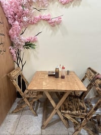 ميز طعام للبيع متوفر عدد ٣ ميز طعام مع ٤ كراسي كل ميز . السعر للميز ال...