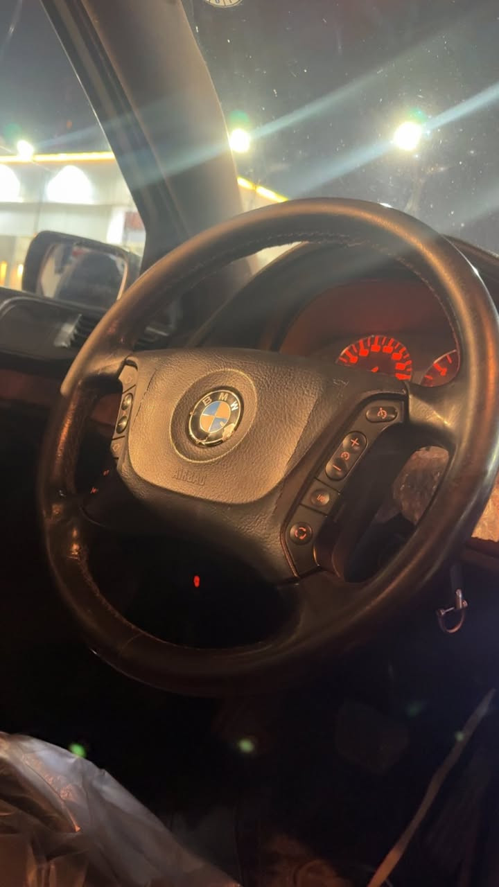 سلام عليكم bmw صقر
2002 دخول و تسجيل جديد 
رقم دهوك الجديد قطعتين صبغ فقط رش
مكفوله من ضربه 
مكينه 28 دبل فانوس 
سياره جداً نضيفه 
عليه اضفات من ويل +كت m
سعر 123 ورقه بيها مجال لشراي
عنوان بغداد شارع فلسطين
***********
