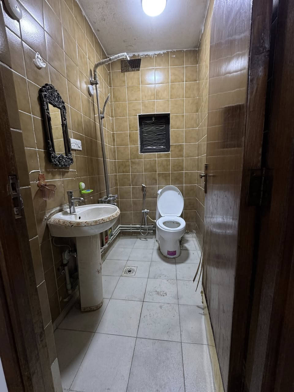 🔴بيت للايجار شركات في الكرادة🔴
📍الموقع : كرادة خارج مقابيل اسواق الوردة
🔷يحتوي على مخزن سرداب مساحة 275🔷
🔷 مساحة البيت 150 متر 🔷
🔷طابقين + مخزن سرداب + مخزن في الطابق الثالث 🔷
🔷يحتوي على صالة وغرفتين ومطبخ معزول وحمام عدد 2 🔷
🔹يصلح ايجار : شركات🔹
————————— 
🏢 شركة المستقبل للاستثمار والتسويق العقاري 
🔺نستقبل كافة عروضكم وطلباتكم 
🔺للاستفسار : 
***********
