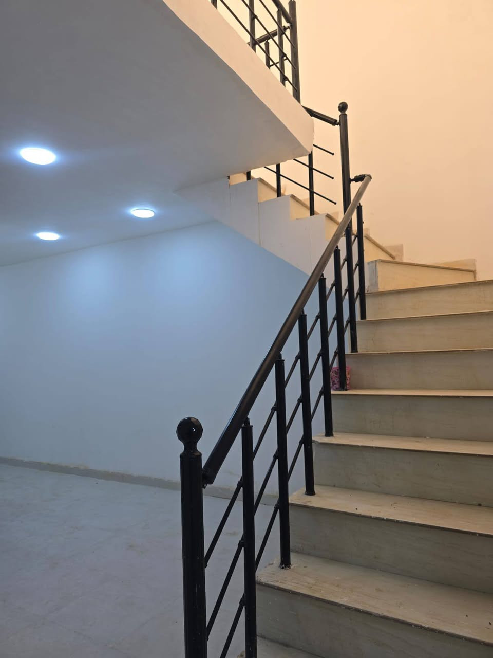 دار سكن للبيع ١٥٠م طابو زراعي كوت حي الحكيم نزلت مجمع الخيرات الطبي يبعد عن الشارع العام ٣٠٠م بناء حديث طابوق مرقم من قبل البلدية للإستفسار الاتصال على *********** أو مراجعة مكتب دلالية الروان @
