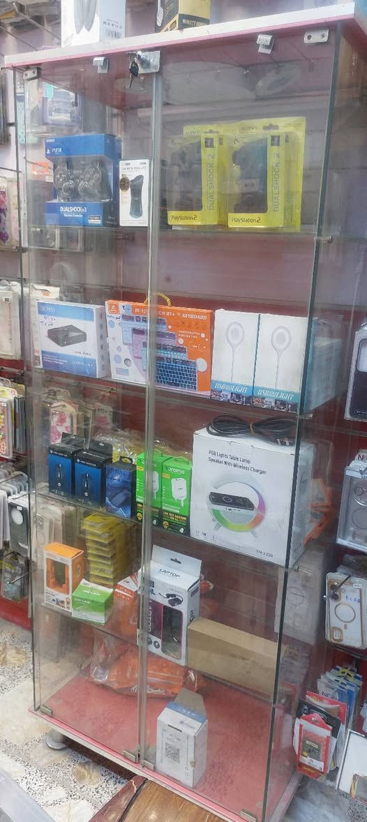 فاترينات للبيع عدد ٢ ارضيات قياس ١٢٠ وارتفاع متر ٣ خانات وبيهن سلايت جام من الخلف نظيفات 
وبيهن اناره 
فاترينه عاموديه للبيع قياس ٢.٥ ارتفاع عرض ٨٠ واناره وابواب تنقفل مال موبايلات بغداد الحريه 
***********
الفاترينات الارضيه ١٠٠ الوحده 
والعاموديه ١٤٠ 
واكو ب غراض قاطع ppc وباب
