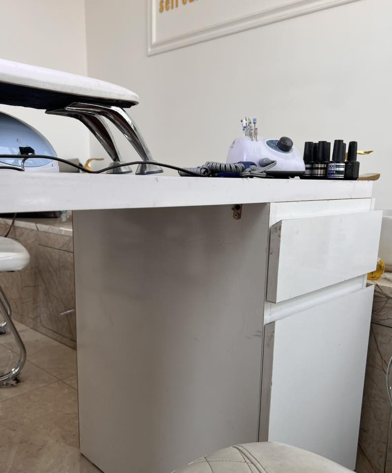 سلام عليكم ثلاثه ميز اكرليك خشب صاج للبيع *********** واتساب
