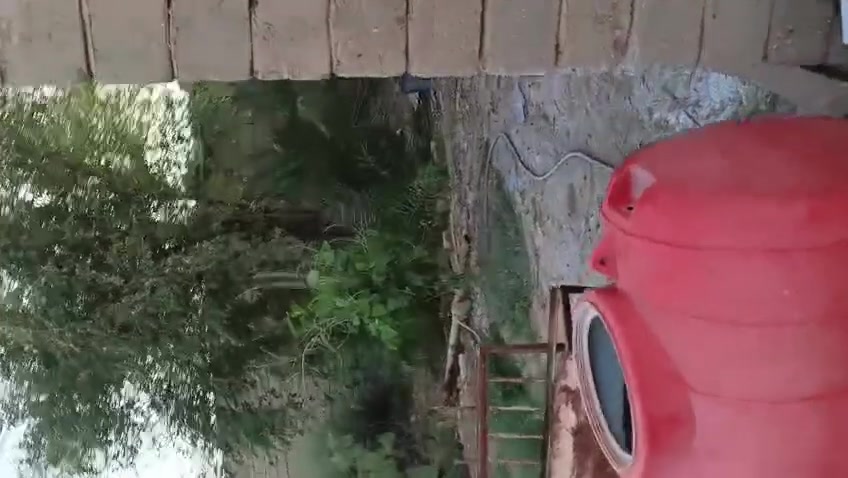 السلام عليكم بيوت ثنين للبيع في النشوه دور الببصيري قرب حقل مجنون مقابيل التانكي واحد منهم ينسكن والثاني ابيعه قطعه  الي ينسكن غرفه ودوانيه ومطبخ وصاله وحمامات المساحه الكليه 550متر الواجه 10 والنزال 55 للاستفسار ***********
