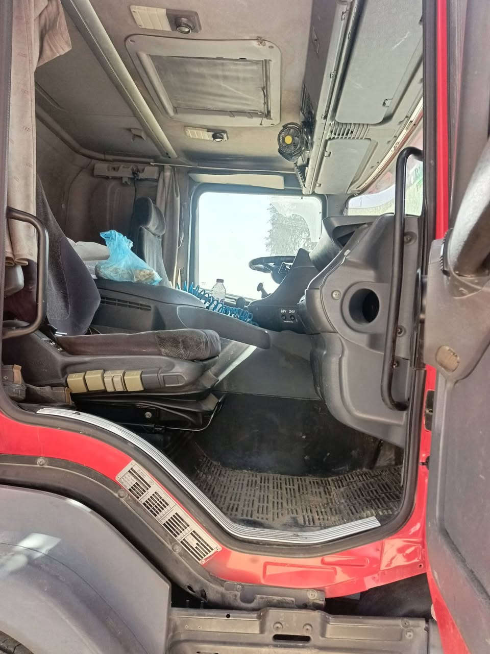 سكانيا بومه 2003 انجكشن 4 خطوط جوبلس امامي
تكيال الدوره سنتين
حموله 10.000
جي بي اس تجديد جديد 
رقم واسط مشروع وطني
تانكي تفصال الجرف جديد
تخم تاير جديد
مربوط عليهه وكاله جوال نفط داخل الكوت يصير تنقل لغير محافظه
جاهزه للعمل ماتحتاج اي مصرف
***********
