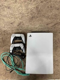 بلي فايف 5فات مستعمل شهرين فقط نظافة 95‎%‎ مع كامل ملحقاتة السعر 550وب...