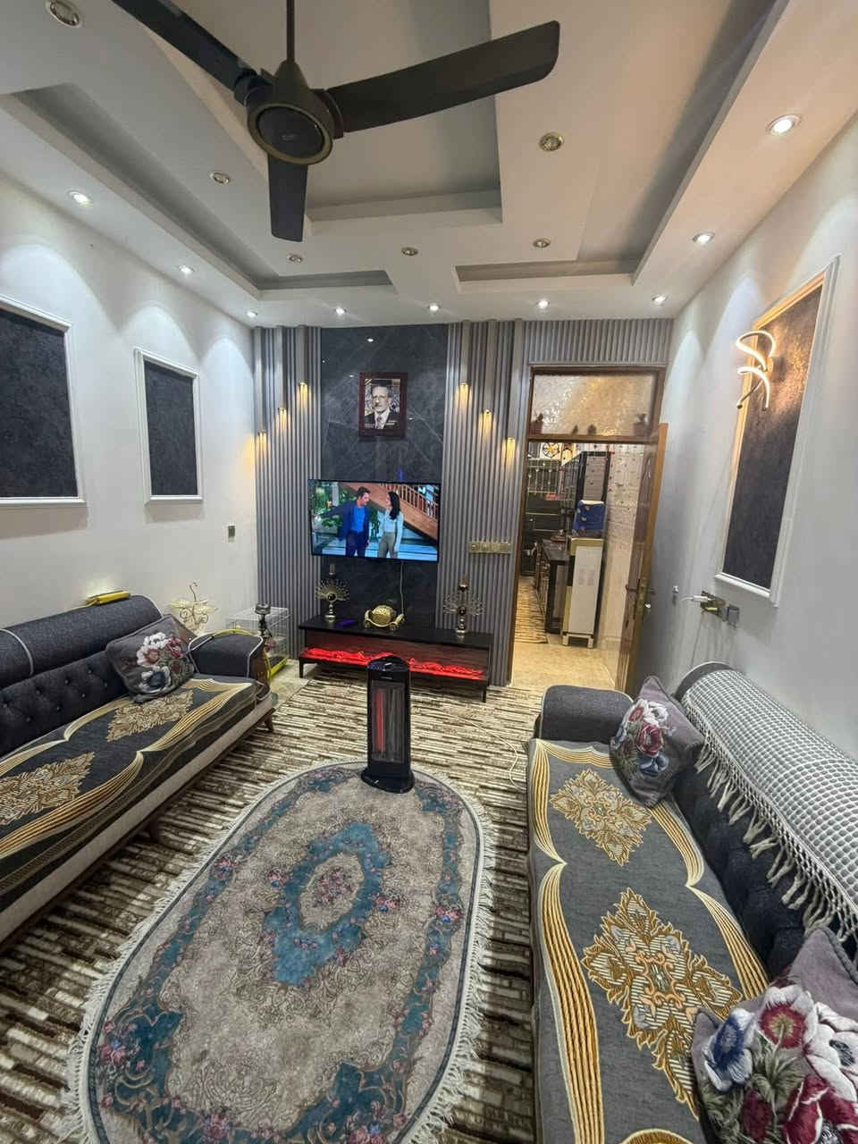 مشتمل للبيع مساحة 75م في الشعب خلف النادي العربي واجهة 4 الة ربع والنزال 20
يحتوي على استقبال وحولي مطبخ وخدمات 

وغرفة نوم بلطابق الارضي

والطابق الثاني يحتوي على غرفتين نوم وخدمات 

مع بيتونة وسطح عدد 2 

للاستفسار:  ***********

مكتب العقابي للوساطة العقارية
