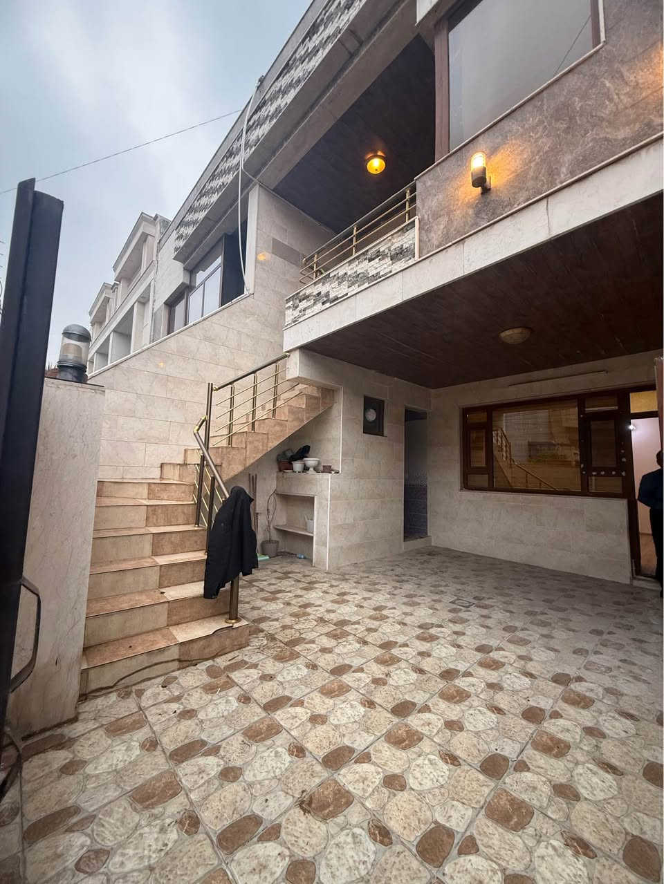 بيت للبيع اربيل /شورش/حديد وخشب
مساحة 110متر
طابو صرف يسجل باسم اي شخص يحمل الجنسية العراقية
طابقين 
للاستفسار *********** أربيل, العراق
