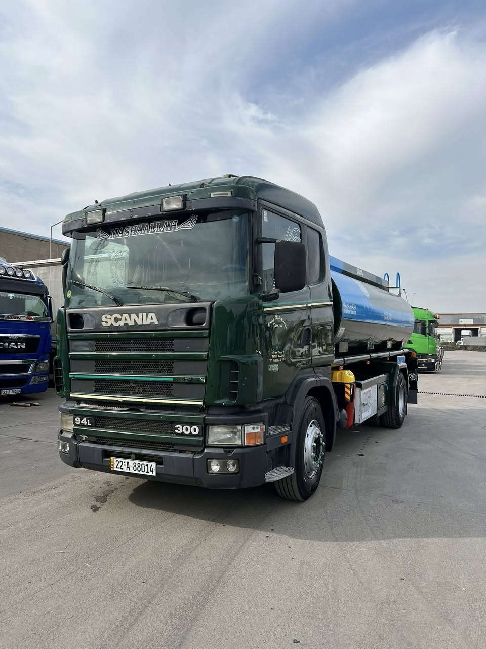 سلامو حليكوم للبيح تنكه ر ماي مؤديل 2001مكينه په مو نؤزل حجم مكينه (300)گير 3/3شانسي بيلادي تويل تانكي جديد مغلوه ن پليت أبيد ما مشتغل هه زه فحس ره قه م جديد سياره بسمي  ***********
