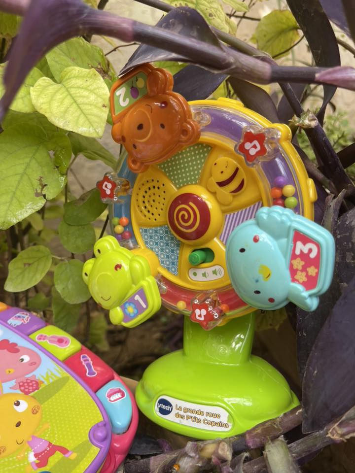 Grande Roue des P'tits Copains de VTech.
Il est conçu pour les bébés dès 6 mois afin de développer leur motricité en faisant tourner la roue.Il possède une ventouse pour le fixer sur des surfaces lisses, comme une chaise haute. 

Il émet plus de 45 chansons, mélodies, sons et phrases éducatives. 

Il inclut 3 boutons animaux lumineux pour apprendre les chiffres, les couleurs et les noms des animaux.


**إذا كنت صاحب هذا الإعلان وتريد حذفه لأي سبب، رجاءا أرسل رسالة إلى الدعم الفني**