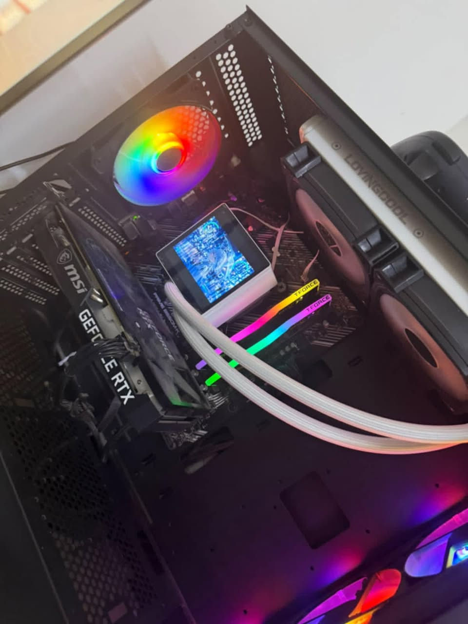 السلام عليكم 
سيت اب للبيع مواصفات ممتازه 
المواصفات :-
CPU - RYZEN 5 5600X  
CPU COOLER RGB مائي ابو الشاشه
GPU - RTX 3060 12G MSI
MB - ASUS B550M 4 SLOT RAM
RAM - 16G(8*2) 3600 T-FORCE RGB
HARD - SSD 1TB  
CASE - GAMING 4FAN RGB  
-----------
الملحقات :-
الشاشه : ELISA 185HZ FHD IPS 27
كيبورد كيمنك
سماعه كيمنك
ماوس باد  
----------
السعر كامله مع الملحقات مليون و 200
مكاني بغداد ما عندي توصيل 
رقمي ***********
