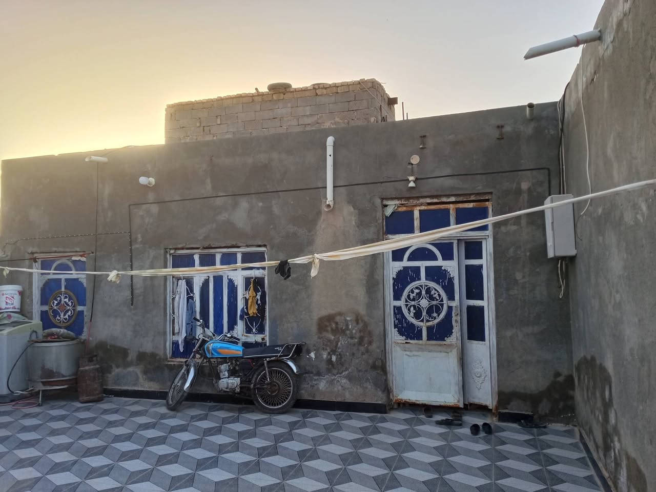 بيت للبيع طابو زراعي 250متر غرفتين +مطبخ +مضيف طول 8وعرض 4ونص +حمام خارجي وداخلي منطقه أبو صريفه خلف جمله العزوز مسافه400متر شارعها 7متر سبيس  ماي ماينكطع بيها +محوله كهرباء السعر 40وبيه مجال للتواصل *********** موجود واتساب
