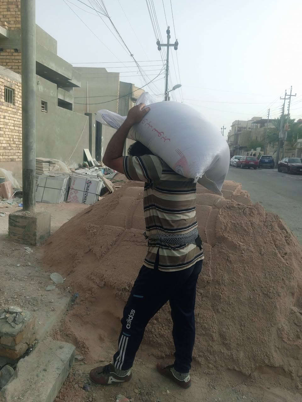 السلام عليكم كادر عمال تصعيد كافة مواد البناء على الضهر رمل طابوك تصعيد سيراميك اشتايكر كاشي فرمستون تكشير حيطان تفليش صب ابيوت تدخيل سبيس وحدل نقل اثاث البيت تصعيد اتراب السطح وحدل تشميع بتلو مساوه تطليع أنقاض قلع تراب قلع كاشي نعمل بنسب لأسعار نعمل ليلاً ونهاراً شرط شغل درجه اولى خابرني وبخدمتك *********** رمضان كريم وكل عام وانتم بخير ❣️🌹
