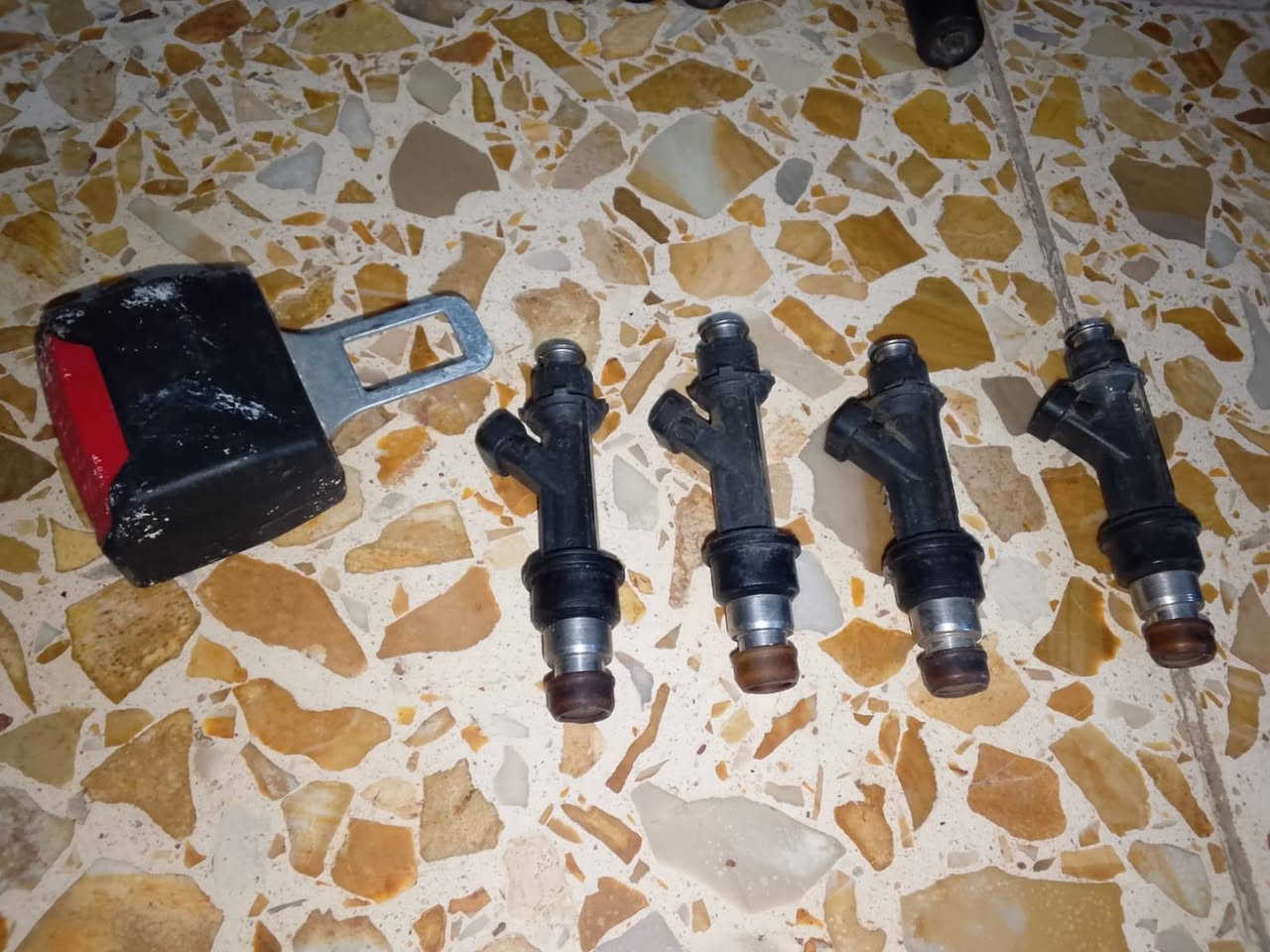 سلام عليكم
غراض افيو تفصيخ للبيع 

بك لايت.  سعر25

جاينات .كلهن بـ10

واير بلك تفصيخ توخمين على الفحص.  سعر 25

فيت بم على الفحص عدد3 .سعر 20

بخاخات تخم .سعر20

حساسات موضحات بالصوره .سعر 20 
 
يده مال باب .سعر 5

دسكات .سعر 5

الشاشه غير شغاله مع كامره .سعر 5 

مكان نجف .للي يفيدنه يتصل ويدلل 

*********** بي واتساب
