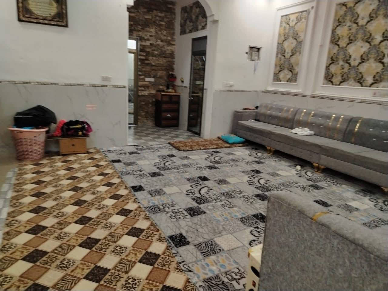 السلام عليكم ورحمة الله وبركاته
يوجد بيت للبيع في منطقة دور الشرطة – 200 متر مقابل موسى الكاظم.

تفاصيل البيت:
 • بناء طابقين (بلوك)
 • الطابق الأرضي:
 • غرفة
 • صالة
 • ديوانية
 • مطبخ
 • حمام داخلي
 • كراج يسع سيارة
 • الطابق الأول:
 • ثلاث غرف نوم
 • صالة
 • حمام

البيت واقع على شارع فرعي، قريب من شارعين خدميين.

💰 السعر المطلوب: 230 مليون
📞 للاستفسار: ***********
