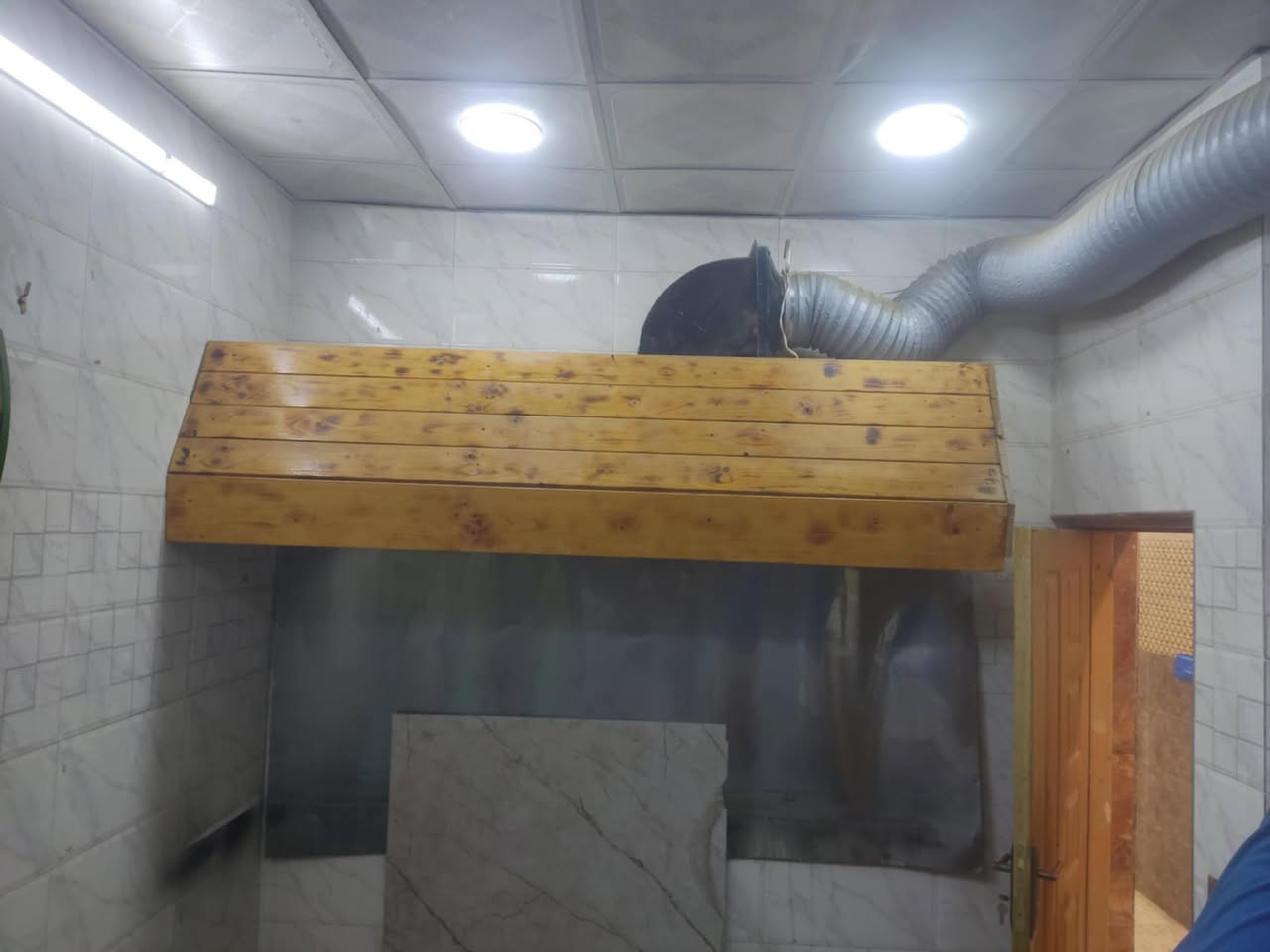 سلام عليكم
بوجة ساحبه وميز امامي  ثنينهم ديكور خشب 
الميز بي رف مرمر وشغل درجه اولى قياس مترتين ونص 
السعر ٣٠٠ 
اتصال ع رقم ***********
