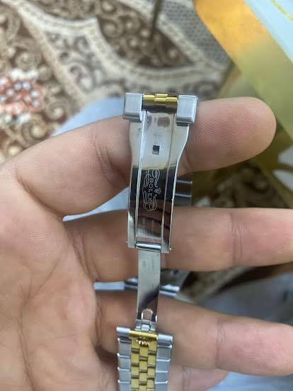 للبيع: تحفة رولكس الجديدة (إصدار 2025) ⌚
لعشاق التميز والفخامة، متوفرة الآن ساعة Rolex Oyster Perpetual Land-Dweller، الإصدار الأحدث والأكثر لفتًا للأنظار.
المواصفات الفنية:
• الموديل: Land-Dweller (أحدث موديلات رولكس).
• الجودة: ماستر كواليتي (Master Quality) من مصنع Clean المعروف بدقته.
• المعدن: فولاذ مقاوم للصدأ نوع 904L (نفس المعدن المستخدم بالأصلي، ثقيل ومقاوم للخدش).
• المكينة: أوتوماتيكية (Automatic) بنظام Open Heart (المكينة مكشوفة من الخلف والوجه)، تعطي لمسة ميكانيكية مذهلة.
• المينا (Dial): تصميم خلية النحل (Honeycomb) بلون ملكي مع أرقام عربية مميزة.
• الحالة: جديدة.
التفاصيل الإضافية:
الساعة تتميز بتصميم (Two-Tone) يجمع بين الفضي والذهبي، مما يجعلها مثالية للمناسبات الرسمية وبيئة العمل المهنية.
💰 السعر المطلوب: 175$.
📍 المكان: بغداد .
للجادين بالشراء، يرجى المراسلة على الخاص.
*********** واتساب
