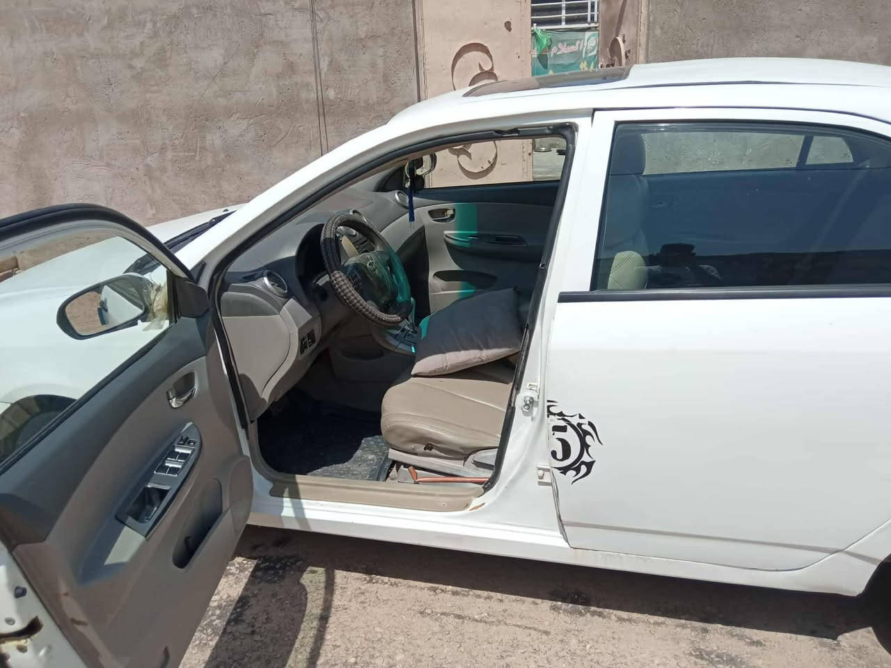 السلام عليكم بيوايدي. 2015
رقم بغداد  
سيارة صبغ عام بيهة ضربه بين الجنطه والجاملغ    مواصفاتها 
تحكم استيرن/مابيه تبريد /لايت عدسة كهربائي/ قماره/ //اربع نوافذ / حساسات خلفية شغالات

محرك وكير كلش نظيفات لاتنقيص 
ولاتبخير    سياره جديده شغل واطلع وين ميعجبك غرفة السيارة كلش نظيفة    عوزه دريمات كلهن ٢٥
مكان السيارة نجف  عمود 130  
السعر (41)$ ورقة وبيها مجال  متوازي كلش على بيع 
للاتصال ***********
