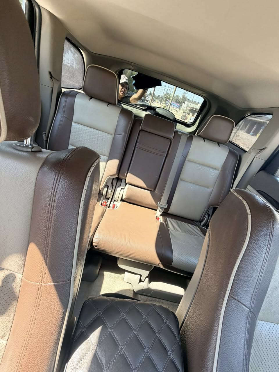 سلام عليكم للبيع سياره جيب12كلين  داخله بيها صبغ بسيط بلعراق مكان كلش قليل لون ابيضّ رقم بغداد محرك 6سلندر سياره فول مواصفات تحكم ستيرن وتشغيل عن بعد وفتحه سياره كفاله من محرك وكير وصدر وتبريد وتخم تاير وكلشي عل وضع شركه 
السعر 178مجال كلش بسيط 
مكان بابل جبله 
الاتصال عل الرقم ***********غير موجود عل فيس
