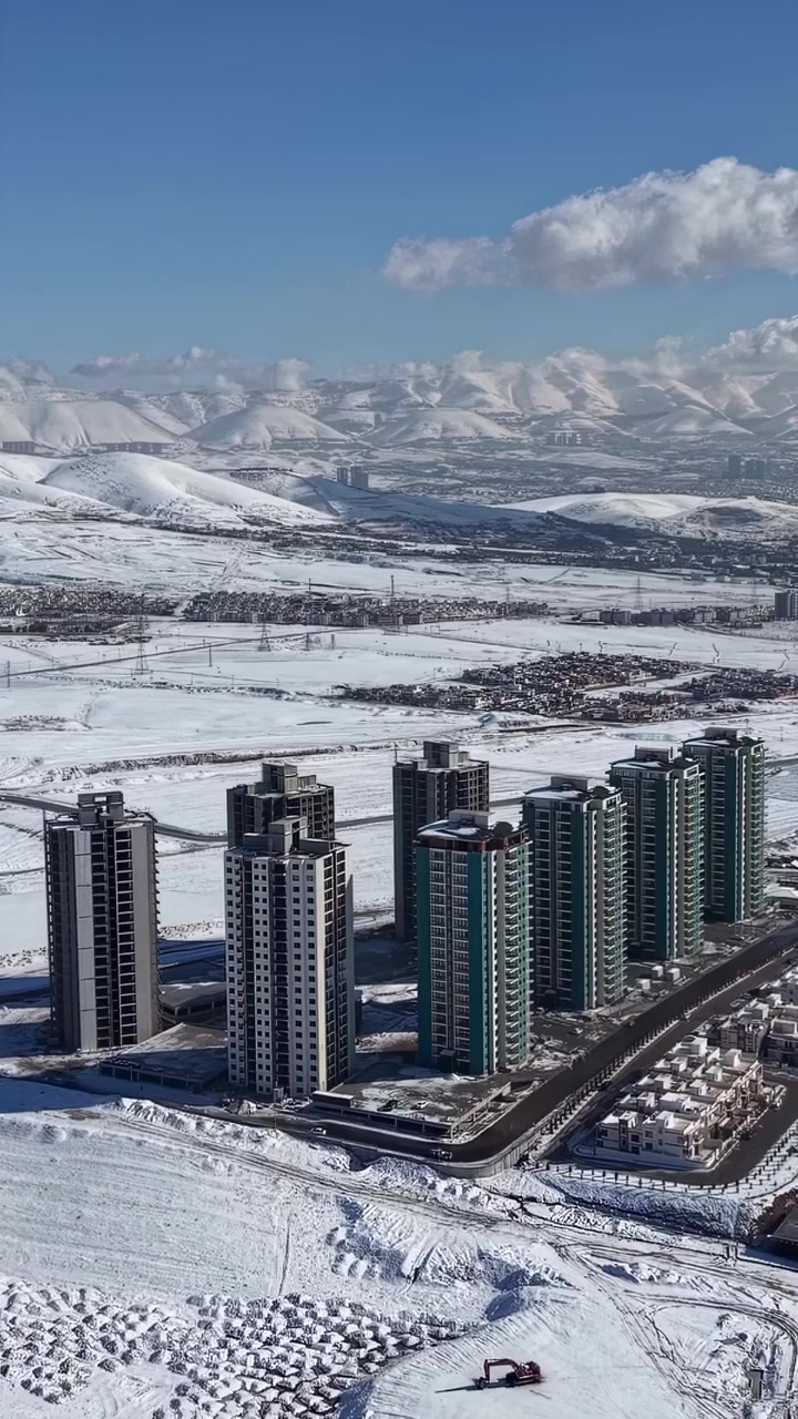 السلام عليكم، شقة للايجار طابق اول (مو ارضي)
في منطقة راغبة خاتون شارع الكم فرع ملا جمعة 
المساحة ٨٠ متر 
هول ومطبخ وحمام وغرفتين طبعا مع الخدمات متوفرة من ماطور ماء وتانكي 
يفضل عائلة صغيرة 
للإستفسار الاتصال على الرقم  +963982414657 واتس آب أو  *********** واتس آب  أو *********** اتصال مباشر 
إيجار شهري ٥٠٠ الف 
تواصل بدون دلالية
